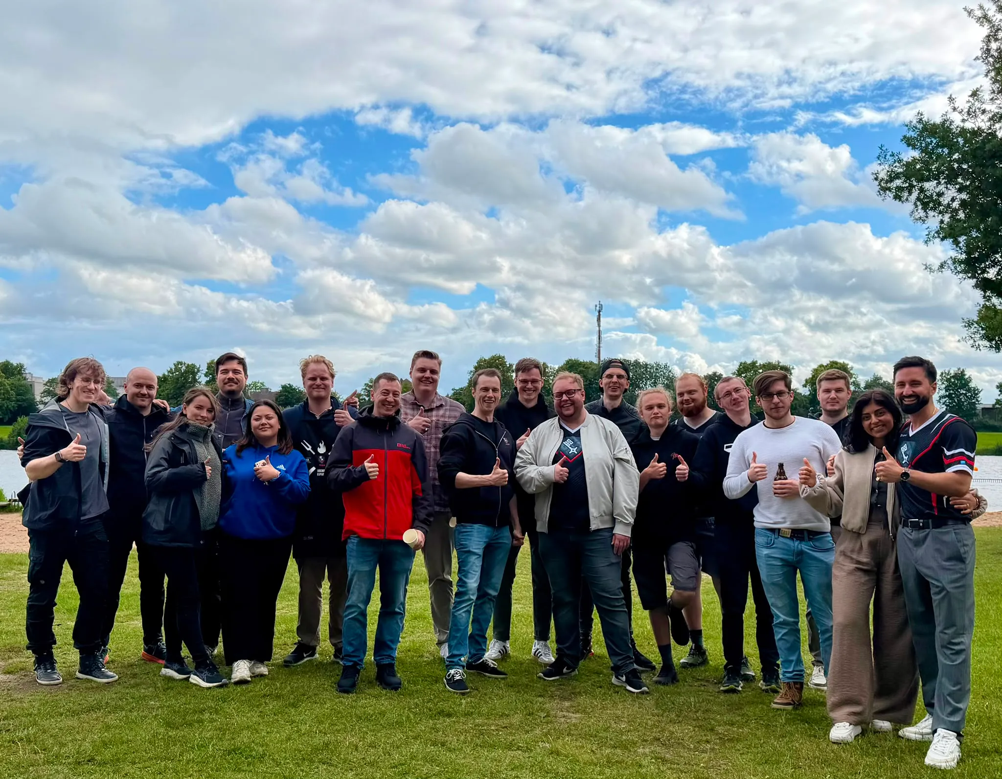 Gruppe von Bremen eSports beim gemeinsamen Grillen im Park