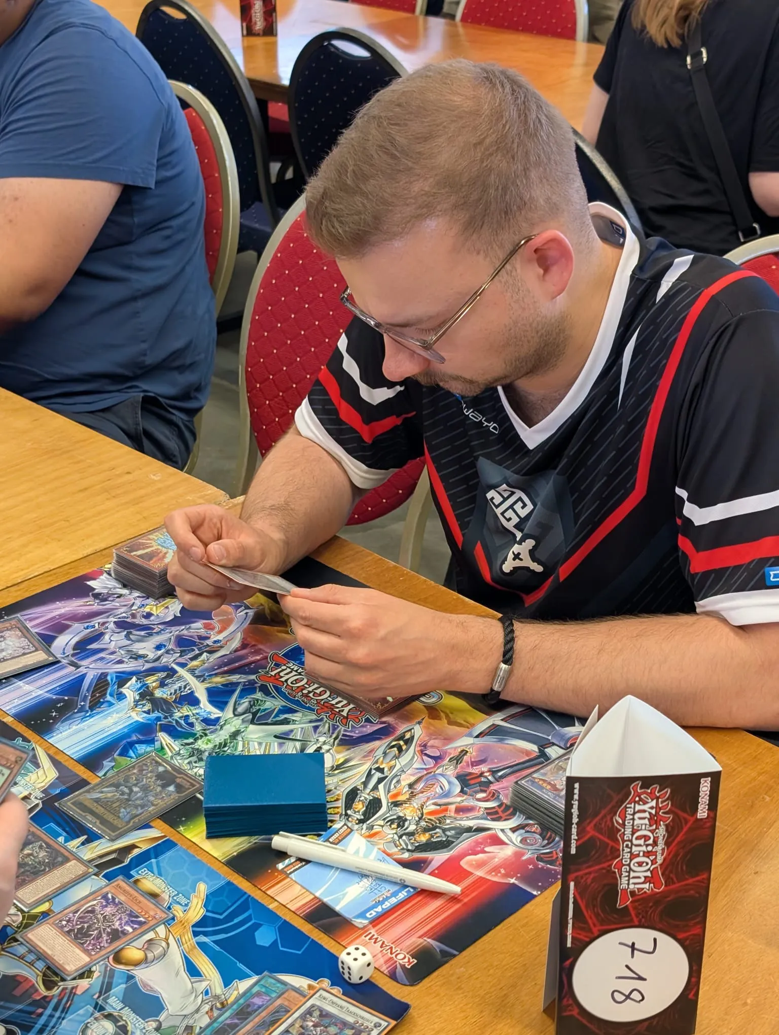 Sasha konzentriert im Match mit Spielmatte und Deck bei der Deutschen Meisterschaft
