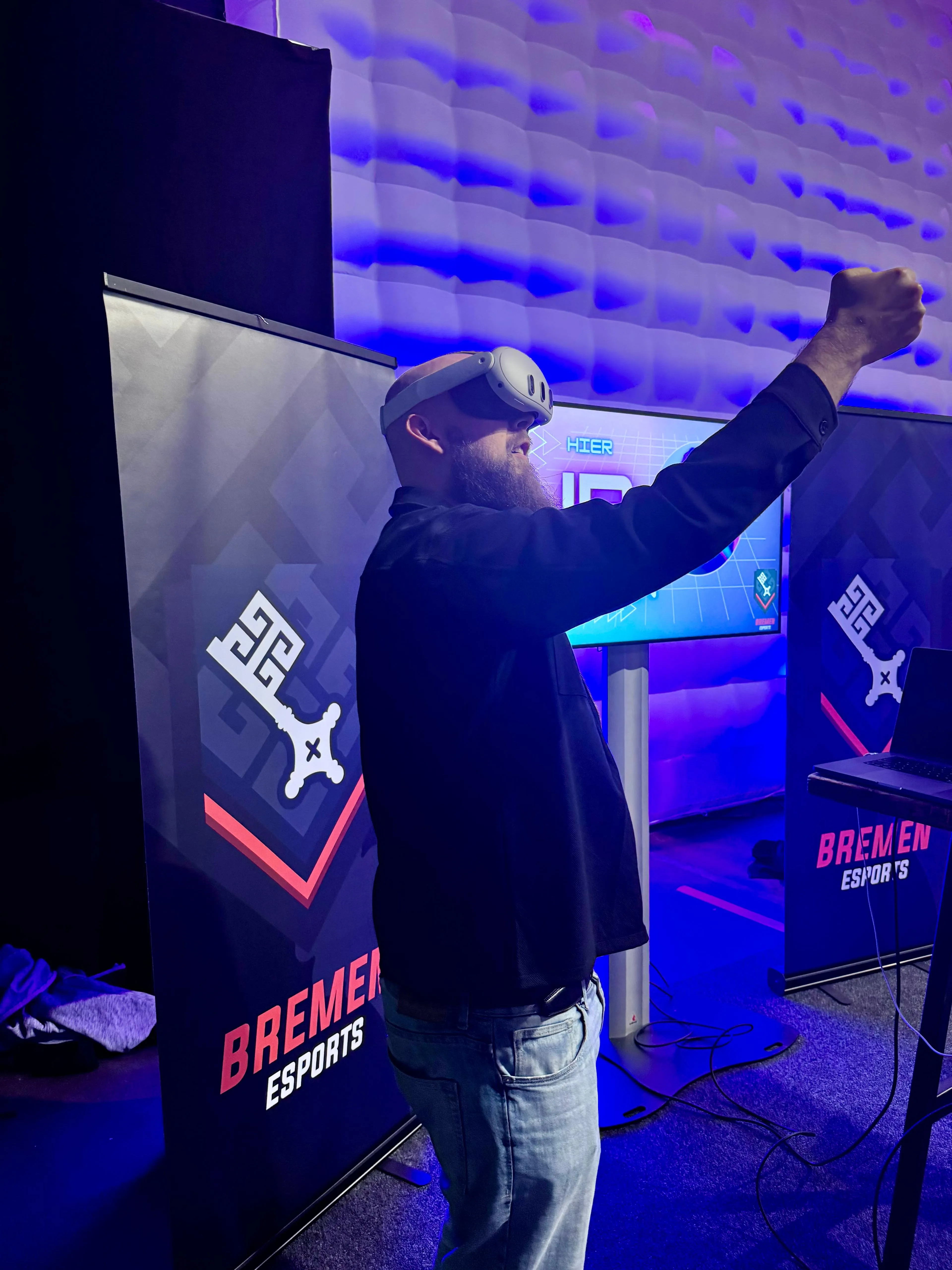 Person mit VR-Headset am Bremen eSports Stand auf der GROWMORROW 2026