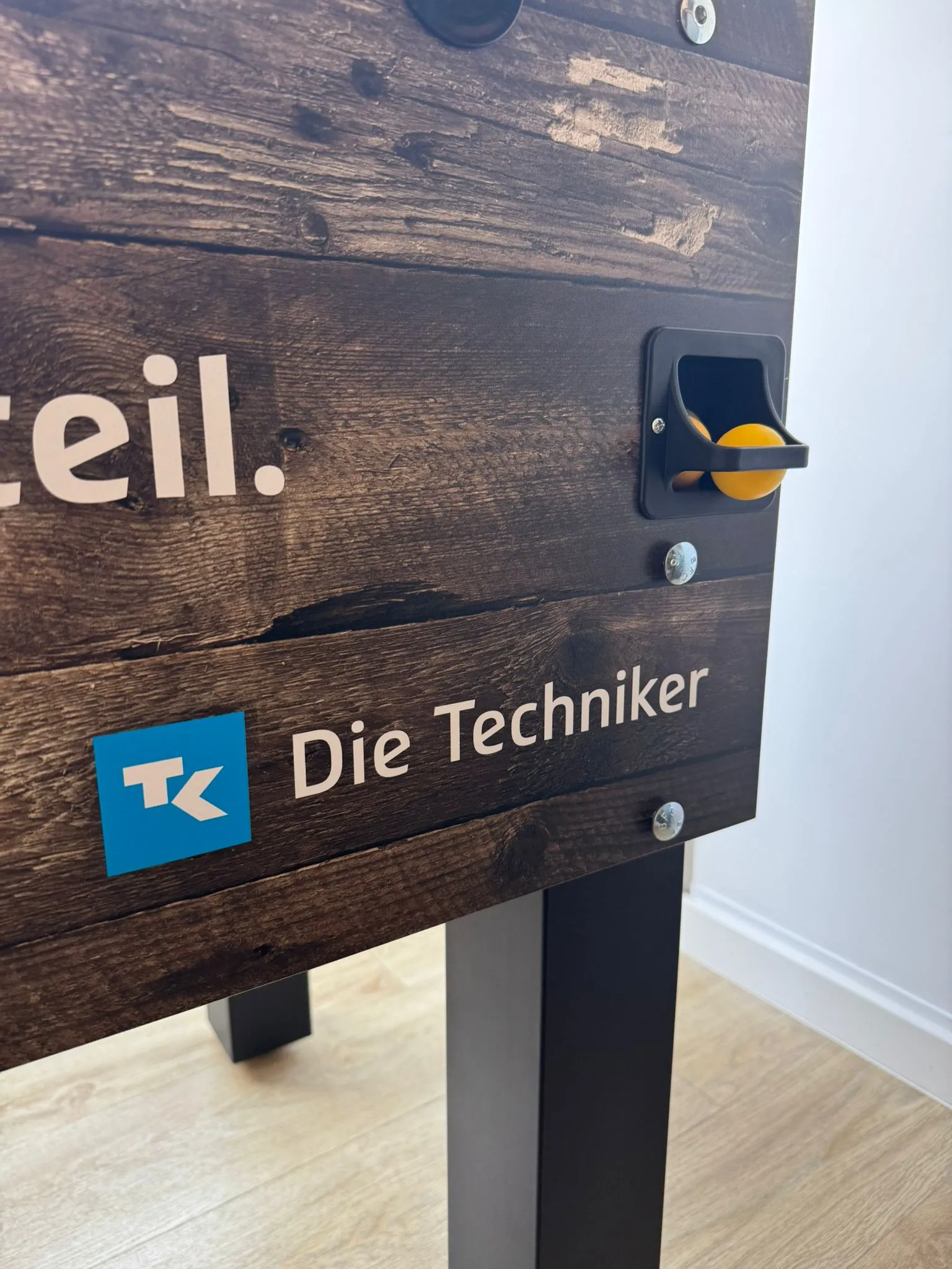 Detailaufnahme des Die Techniker Brandings am neuen Tischkicker