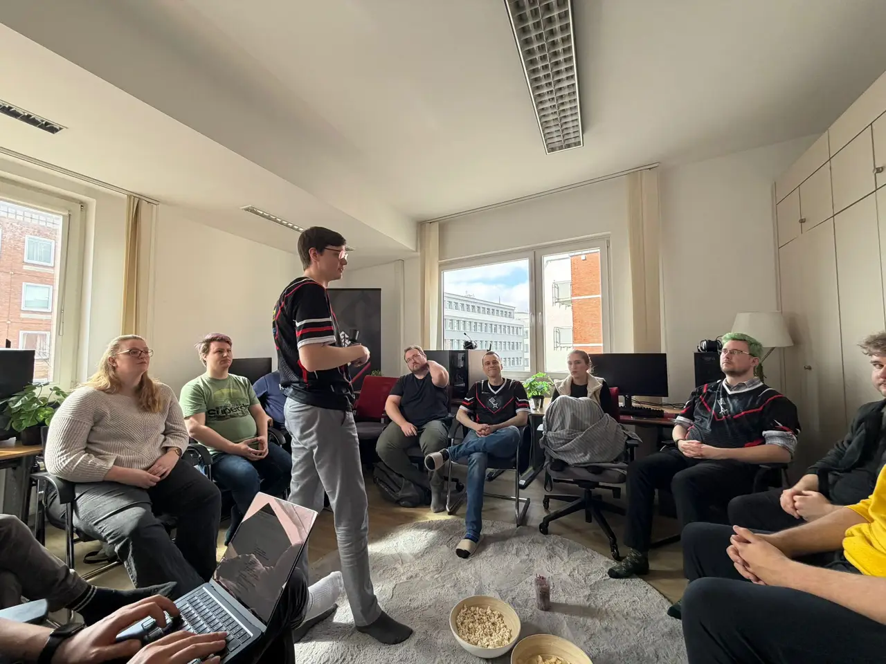 Gruppenfoto von Mitgliedern bei der Mitgliederversammlung 2026 im Vereinsheim