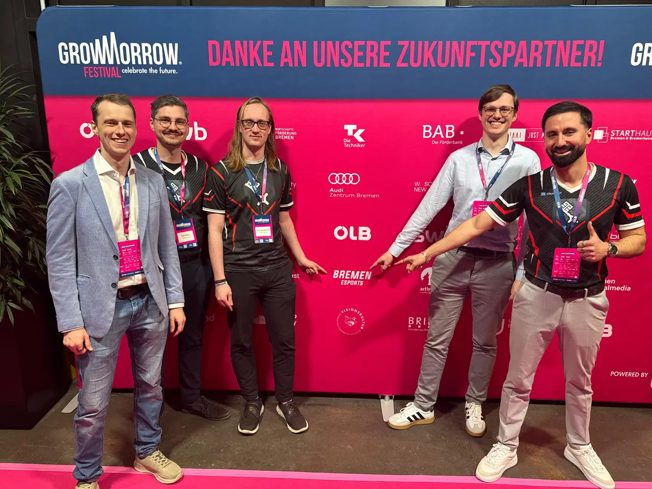 Mitglieder von Bremen eSports vor der GROWMORROW Partnerwand in Bremen