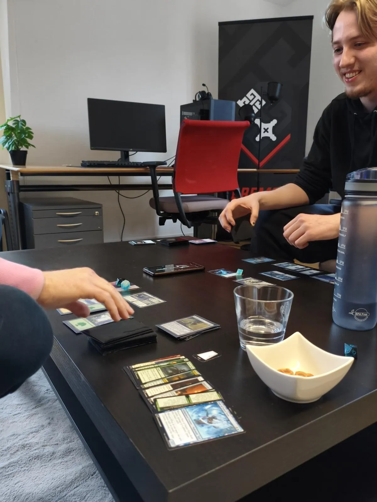 Spieler beim Magic Draft-Event im Bremen eSports Vereinsheim